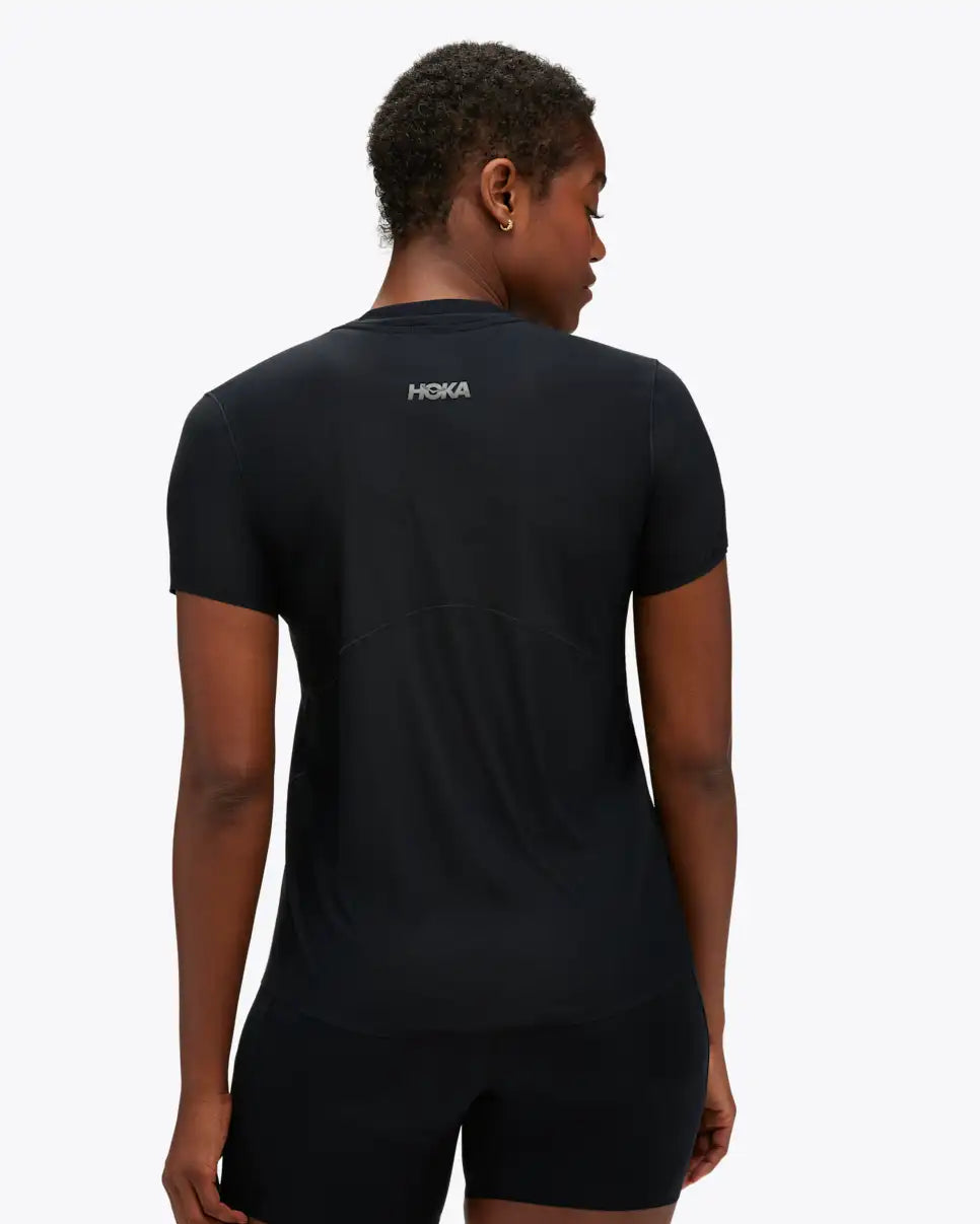 Camiseta de tirantes Hoka para mujer, ideal para el día de la carrera.