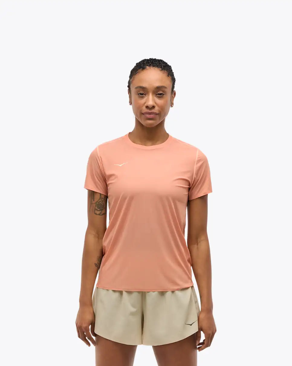 Camiseta de tirantes Hoka para mujer, ideal para el día de la carrera.