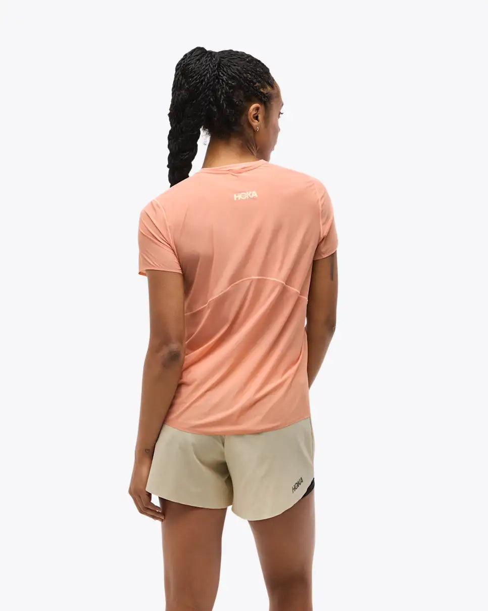 Camiseta de tirantes Hoka para mujer, ideal para el día de la carrera.