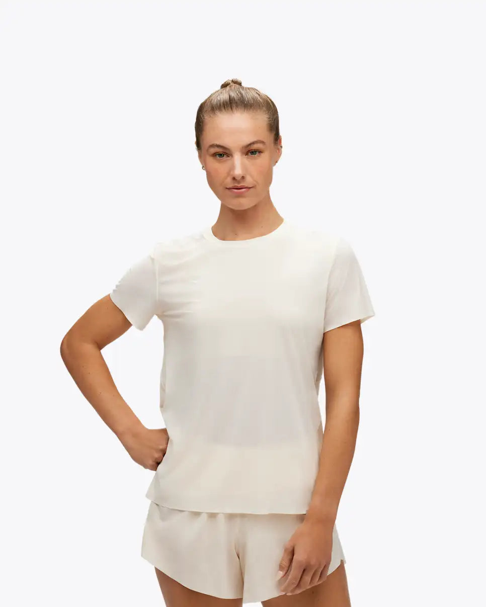 Camiseta de tirantes Hoka para mujer, ideal para el día de la carrera.