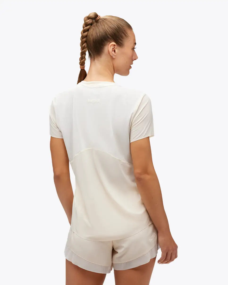 Camiseta de tirantes Hoka para mujer, ideal para el día de la carrera.