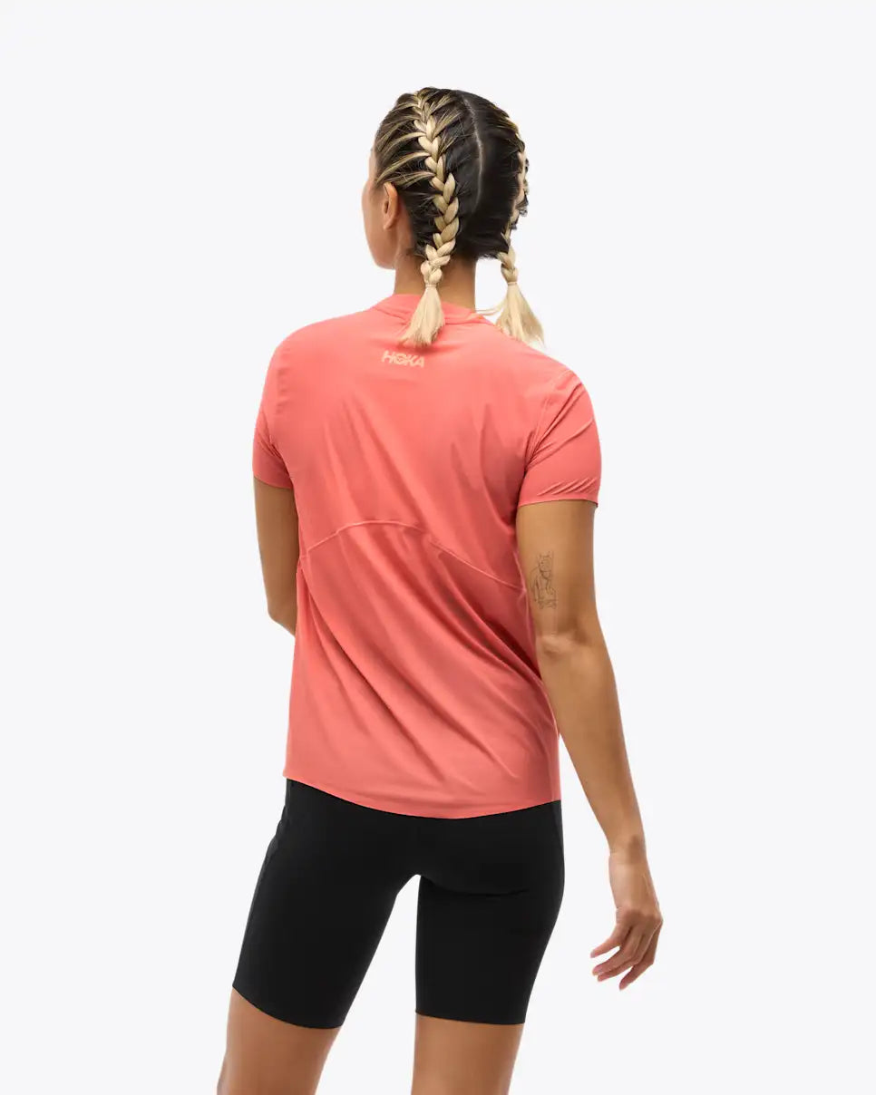Camiseta de tirantes Hoka para mujer, ideal para el día de la carrera.