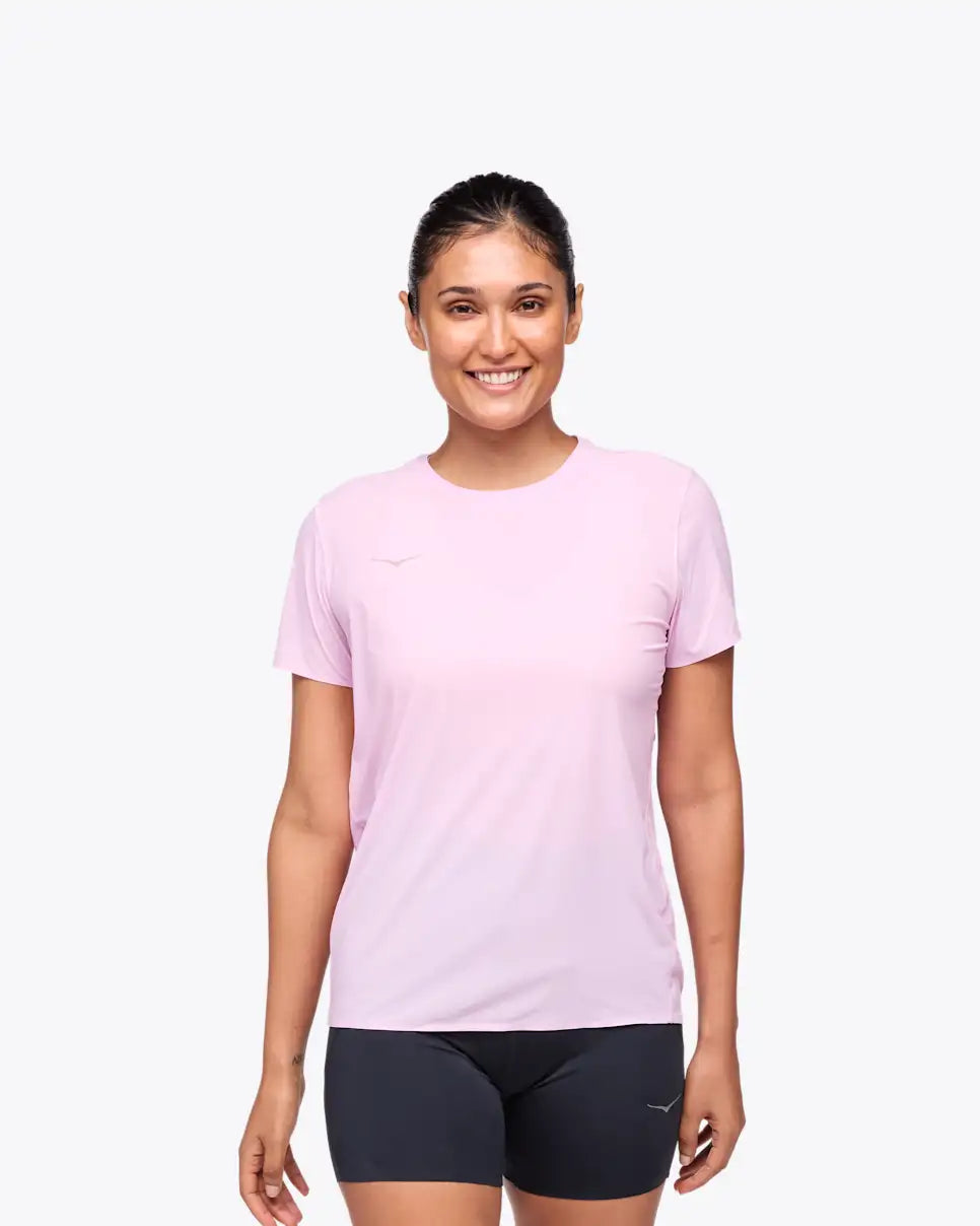 Camiseta de tirantes Hoka para mujer, ideal para el día de la carrera.