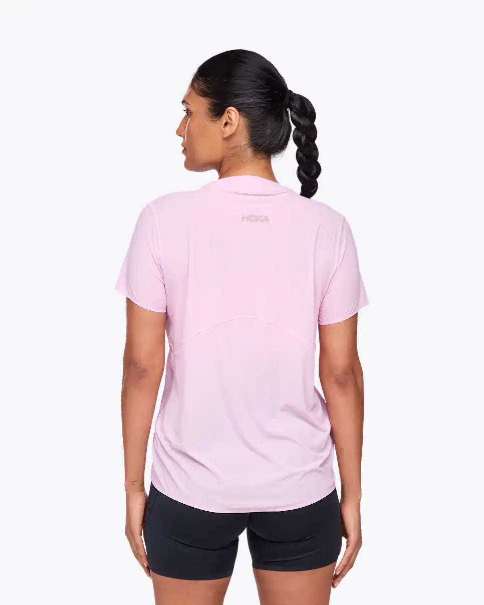 Camiseta de tirantes Hoka para mujer, ideal para el día de la carrera.
