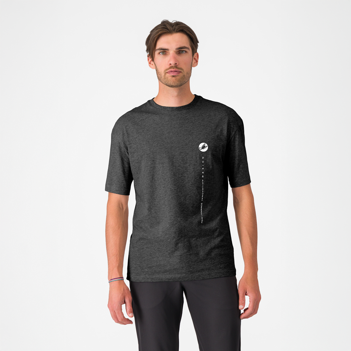 CAMISETA CON LOGO DE INNOVACIÓN